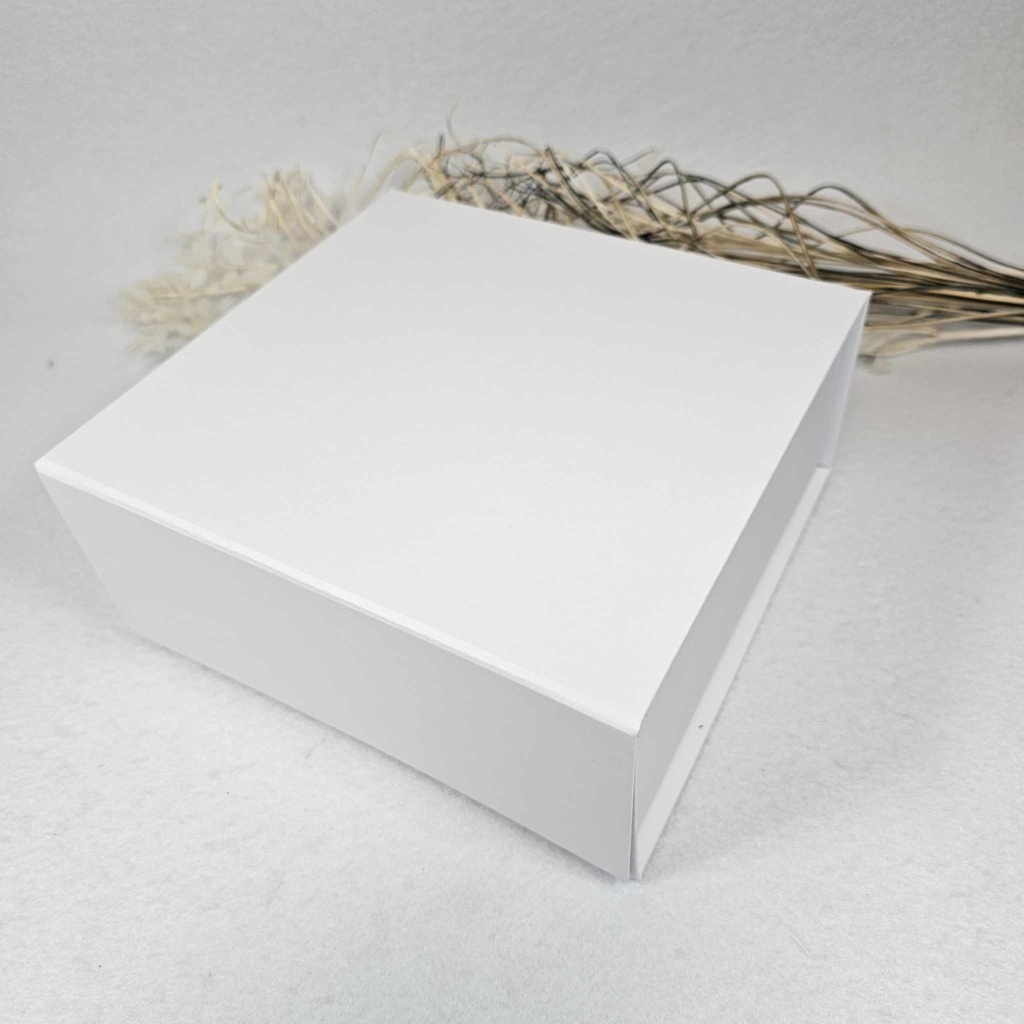 Boîte cadeau blanche aimantée