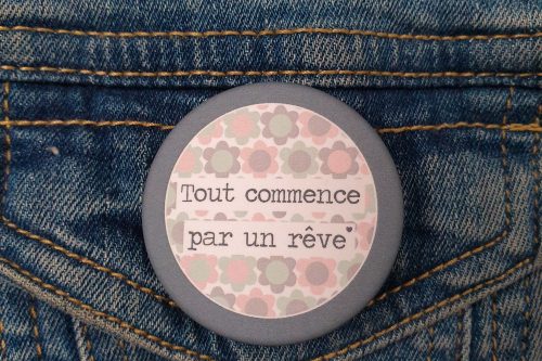 Jolis lundis - Badge "Tout commence par un rêve"