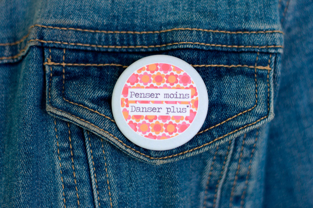 Jolis lundis - Badge "Penser moins, danser plus"