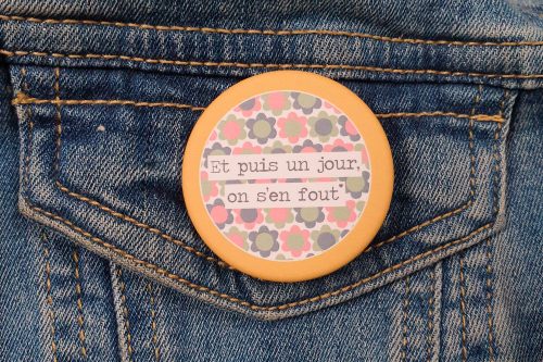 Jolis lundis - Badge "Et puis un jour on s'en fout"