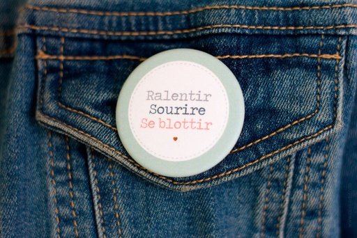 Jolis lundis - Badge "Ralentir, sourire, se blottir"